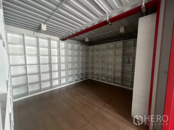 零售空间 出租在Watthana, Bangkok - 后场储物间，内置白色方格柜与木纹地面。