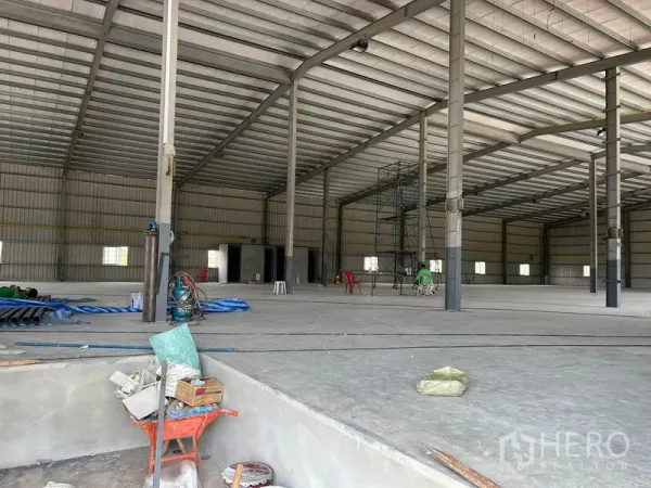 Warehouse for rent in Lat Krabang, Bangkok - Spacious warehouse interior with high clear-span steel frame and smooth concrete floor under fit-out.