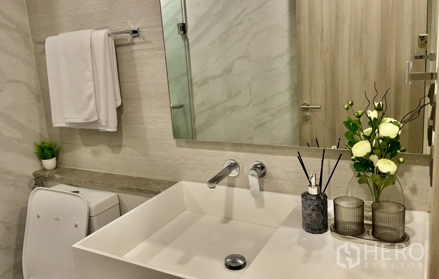 คอนโด ให้เช่าในWatthana, Bangkok - ห้องนอนรับแสงธรรมชาติ ผ้านวมสีทอง โคมไฟหัวเตียง และหน้าต่างสูง