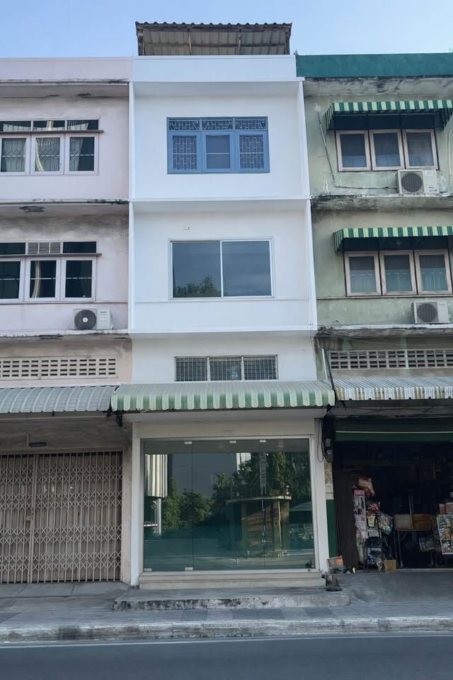 店屋 出租在Phra Khanong, Bangkok - 三层白色店屋立面，整面玻璃门头，夹在相邻楼之间。