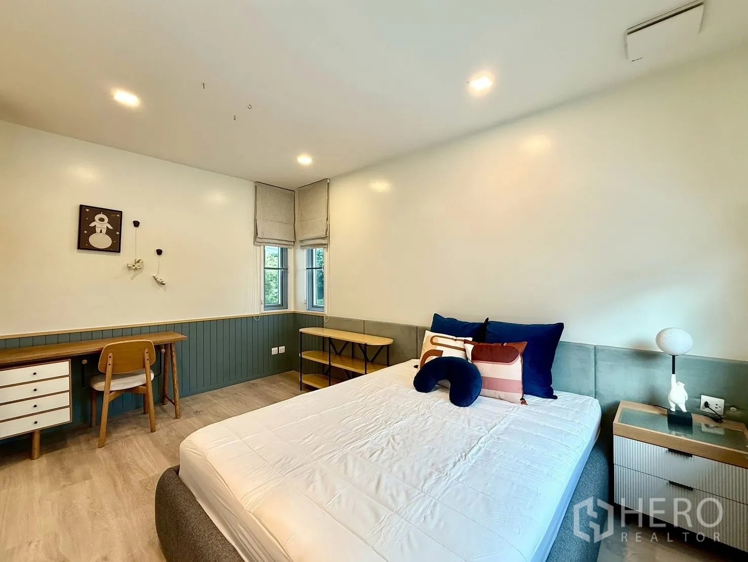 Detached House for rent in Bang Phli, Samut Prakan - Kids’ bedroom with study desk, paneled walls and corner windows.