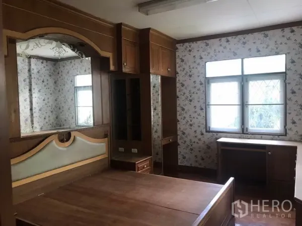 บ้าน ให้เช่าในSathon, Bangkok - ห้องนอนพร้อมตู้บิวท์อิน โต๊ะเครื่องแป้ง และหน้าต่างบานใหญ่