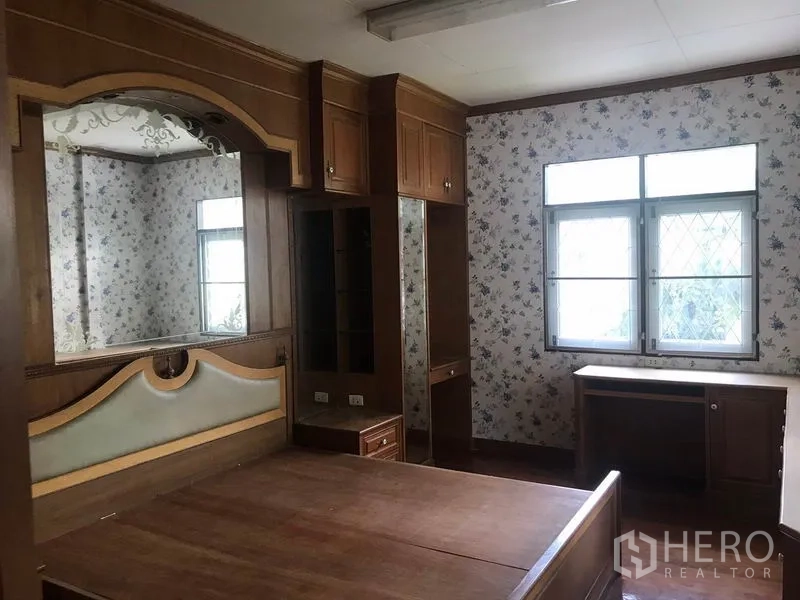 บ้าน ให้เช่าในSathon, Bangkok - ห้องนอนพร้อมตู้บิวท์อิน โต๊ะเครื่องแป้ง และหน้าต่างบานใหญ่