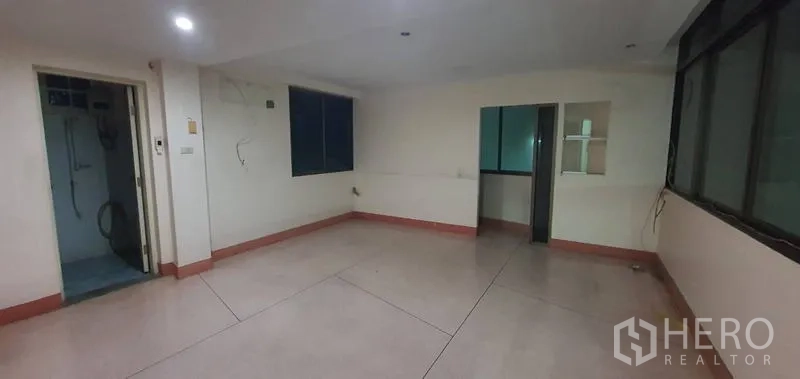 คลังสินค้า ให้เช่าในBang Kho Laem, Bangkok - ห้องโล่งมีประตูเข้าห้องน้ำ หน้าต่างหลายบาน และพื้นกระเบื้อง