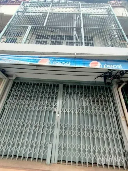 อาคารพาณิชย์ ให้เช่าในKhlong Toei, Bangkok - มุมมองด้านหน้าตึกแถวหลายชั้น ประตูเหล็กพับ ระเบียงและกันสาดสีน้ำเงิน ในย่านคลองเตย ใกล้ BTS พร้อมพงษ์