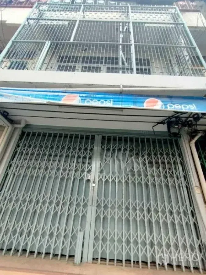 อาคารพาณิชย์ ให้เช่าในKhlong Toei, Bangkok - มุมมองด้านหน้าตึกแถวหลายชั้น ประตูเหล็กพับ ระเบียงและกันสาดสีน้ำเงิน ในย่านคลองเตย ใกล้ BTS พร้อมพงษ์