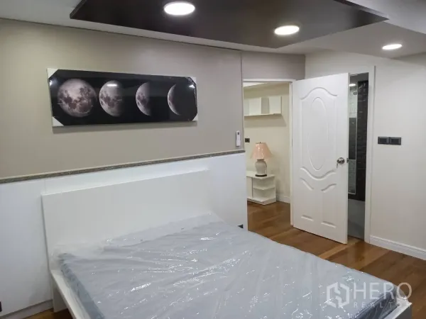 公寓 出租在Khlong Toei, Bangkok - 卧室视角可见带玻璃淋浴间的浴室入口与天花筒灯。