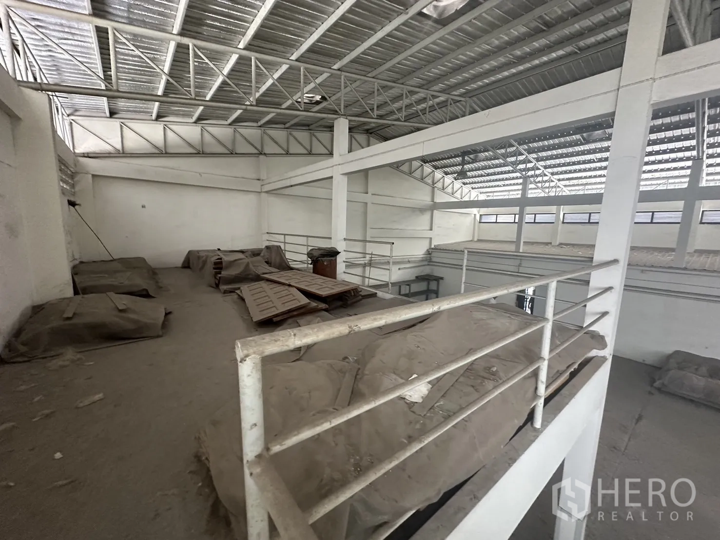 工厂 出租或出售在Prawet, Bangkok - 金属栏杆夹层储物平台，位于金属屋顶下方。