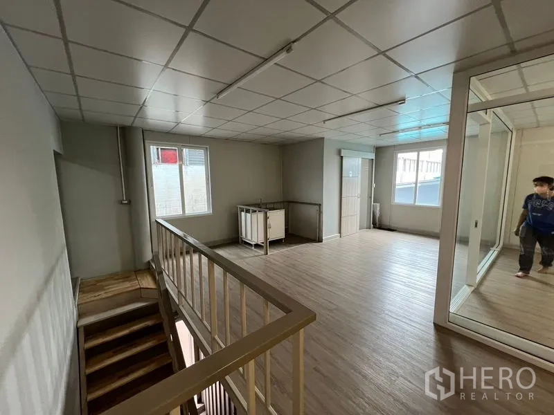 คลังสินค้า ให้เช่าในPrawet, Bangkok - ภาพด้านหน้าโกดังจากริมถนน มีที่จอดรถหลายคัน