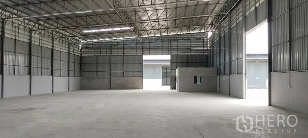 โกดัง for rent in Mueang Samut Sakhon, Samut Sakhon - พื้นที่โกดังแบบเปิดโล่ง โครงถักเหล็ก พื้นคอนกรีต และยูนิตสำนักงาน
