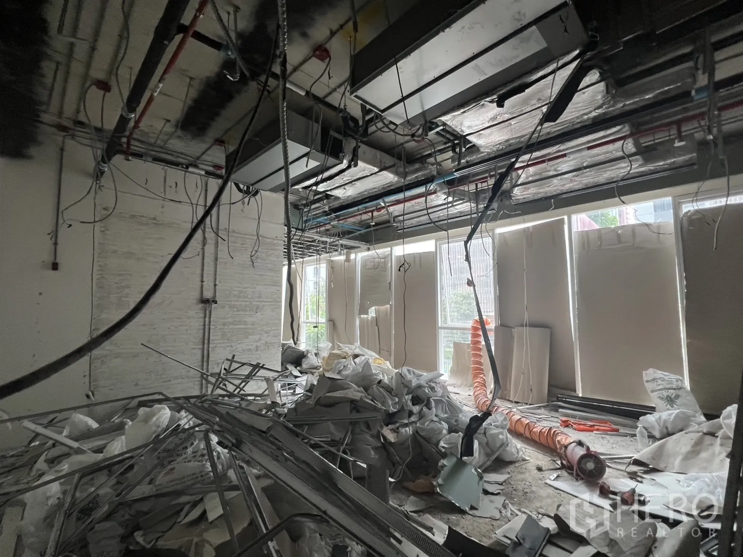 零售空间 出租 - 原始空间，采光窗大，设备管线外露与施工材料堆放。