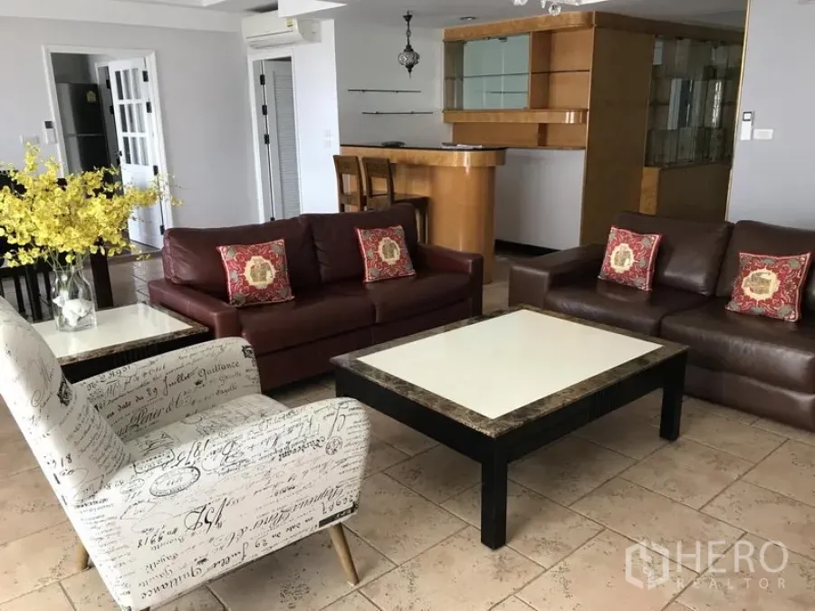 Condominium for rent in Watthana, Bangkok - Open-plan living room with leather sofas, coffee table and a built-in bar counter.