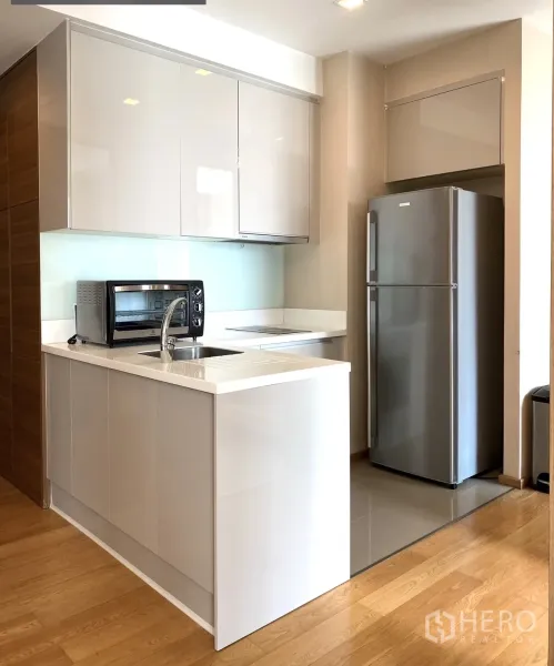 คอนโด ให้เช่าในRatchathewi, Bangkok - ครัวขนาดกะทัดรัด ตู้บานเงา ซิงก์ท็อป และตู้เย็นสแตนเลสขนาดใหญ่