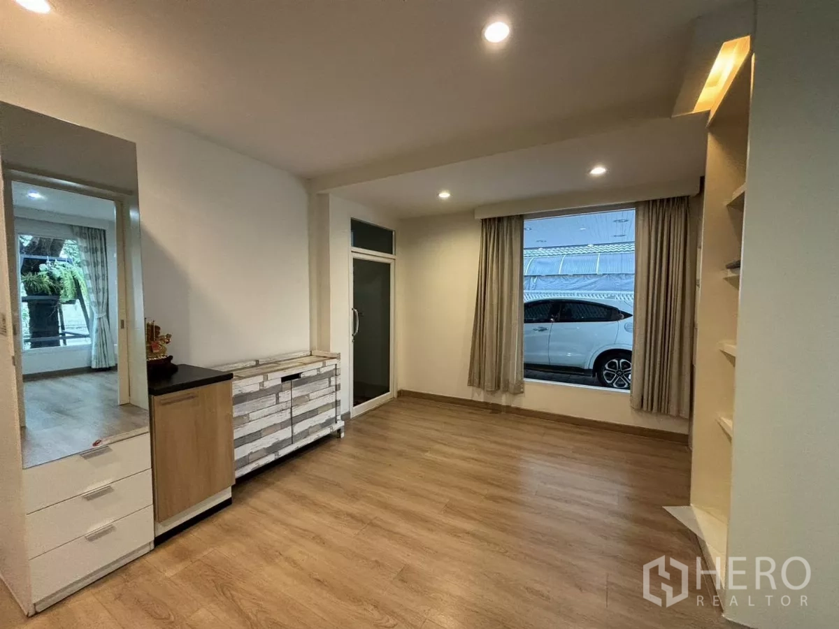 บ้าน ให้เช่าในBang Kapi, Bangkok - ห้องกว้าง พื้นไม้ หน้าต่างบานใหญ่ และตู้บิลต์อิน