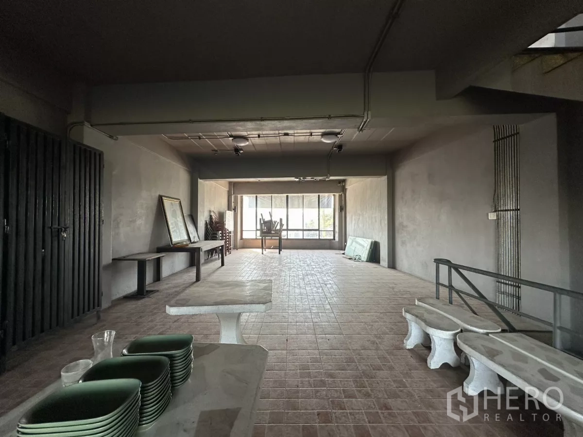 店屋 出租在Bang Na, Bangkok - 上层大开间，铺砖地面与采光窗，适合办公或工作室。