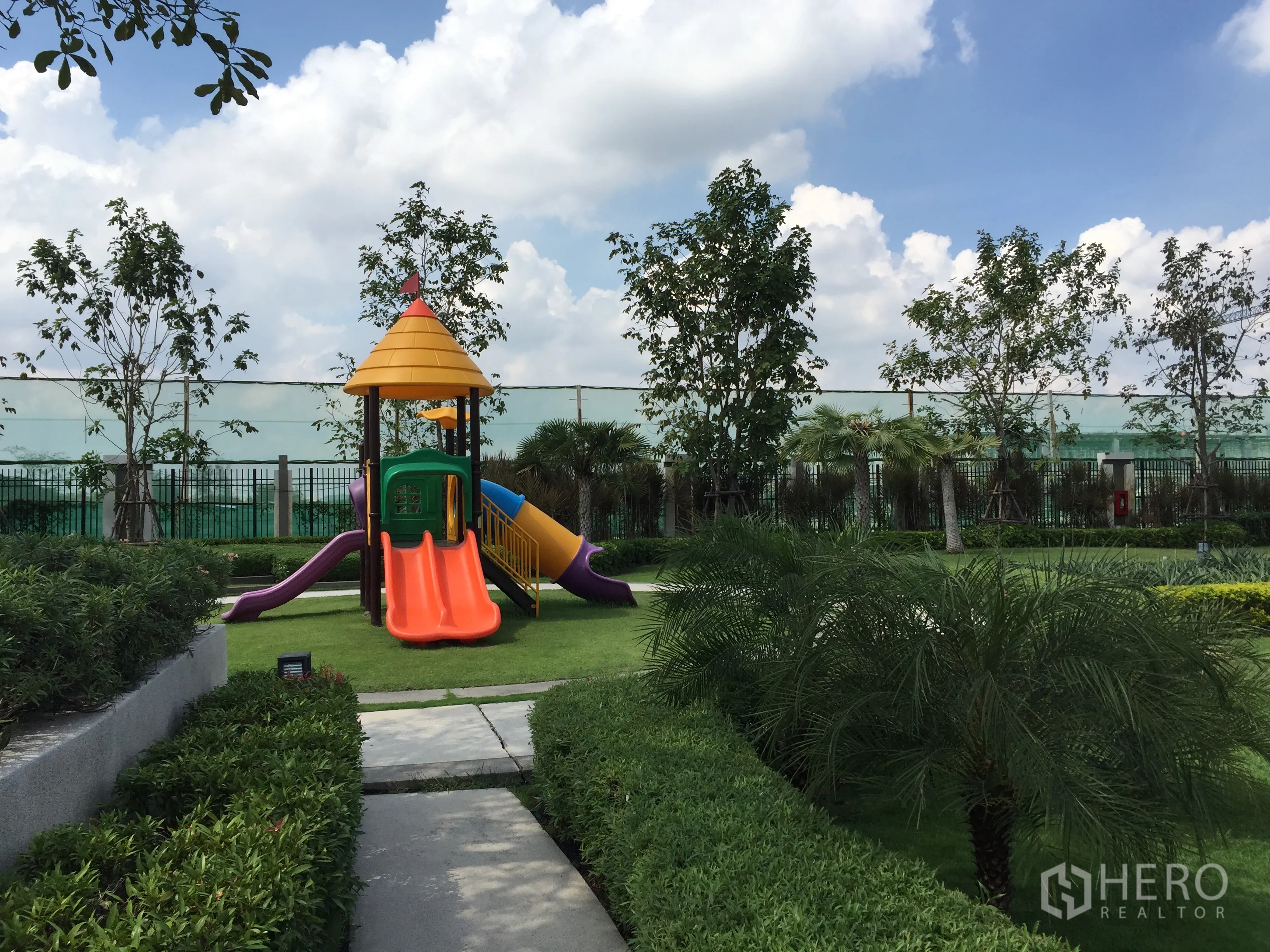 Detached House for rent in Saphan Sung, Bangkok - Landscaped community garden featuring a colorful children’s playground and pathways.