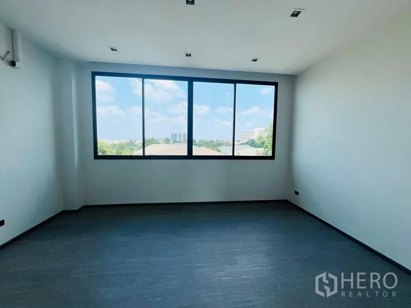 สำนักงานที่บ้าน ขายในBang Khen, Bangkok - ห้องทำงานกว้างพร้อมหน้าต่างบานใหญ่ มองเห็นวิวสีเขียวของชุมชน