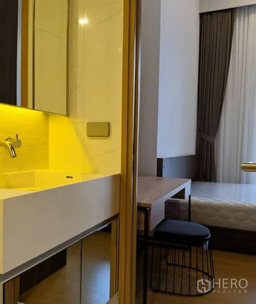 คอนโด ให้เช่าในWatthana, Bangkok - โซนอ่างล้างหน้าไฟแบ็คไลท์ ติดห้องนอนและโต๊ะทำงาน