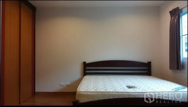 ทาวน์เฮาส์ ให้เช่าในSuan Luang, Bangkok - ห้องนอนเรียบง่าย เตียงคู่ ตู้เสื้อผ้า และหน้าต่างพร้อมผ้าม่านสีน้ำตาล