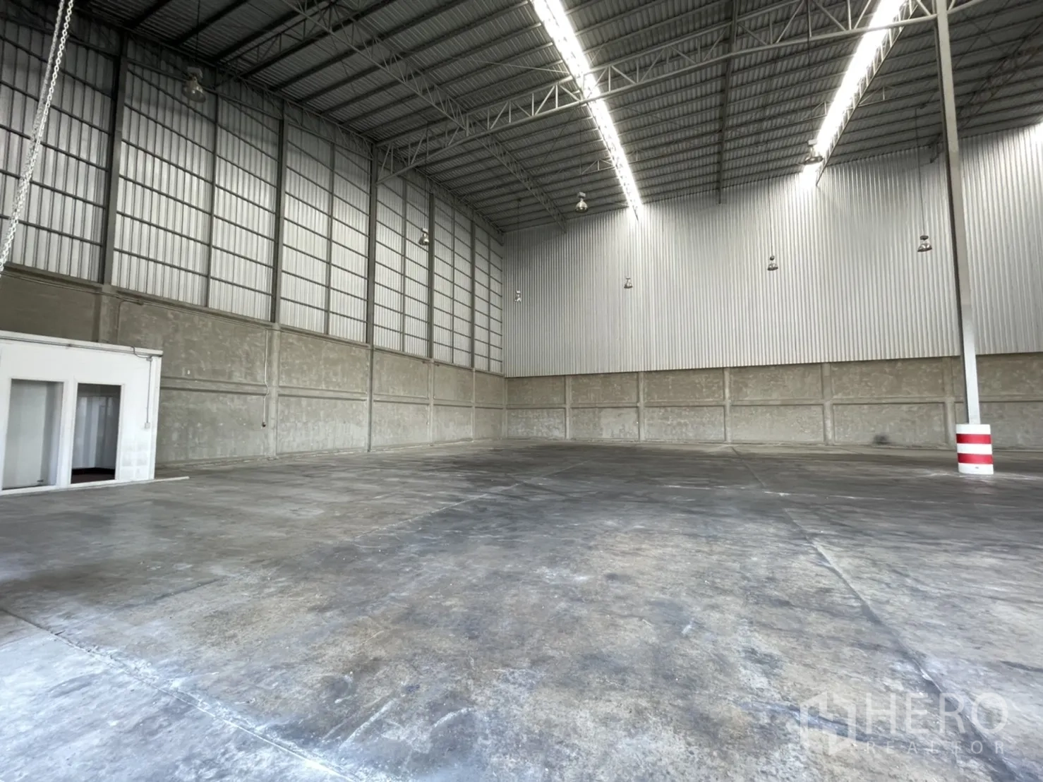 货栈 出租在Lam Luk Ka, Pathum Thani - 无柱大空间，抛光混凝土地面与明亮的长条天光灯。