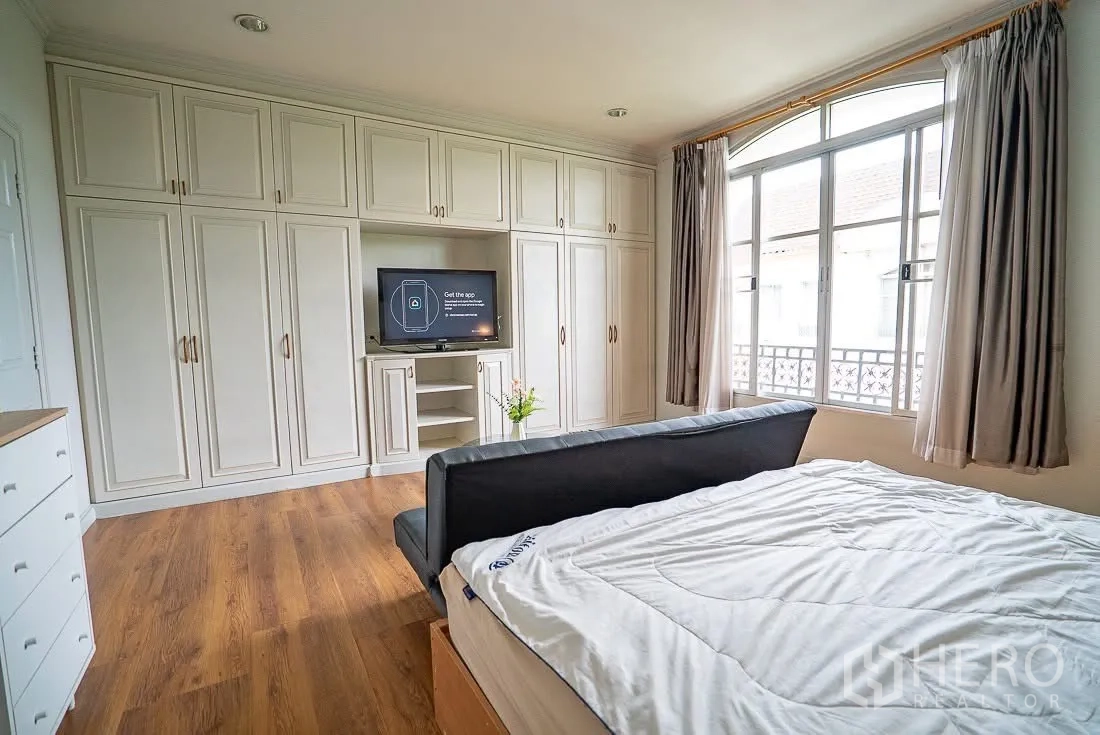 联排别墅 for rent in Yan Nawa, Bangkok - 宽敞卧室，整面衣柜、电视柜与大窗。