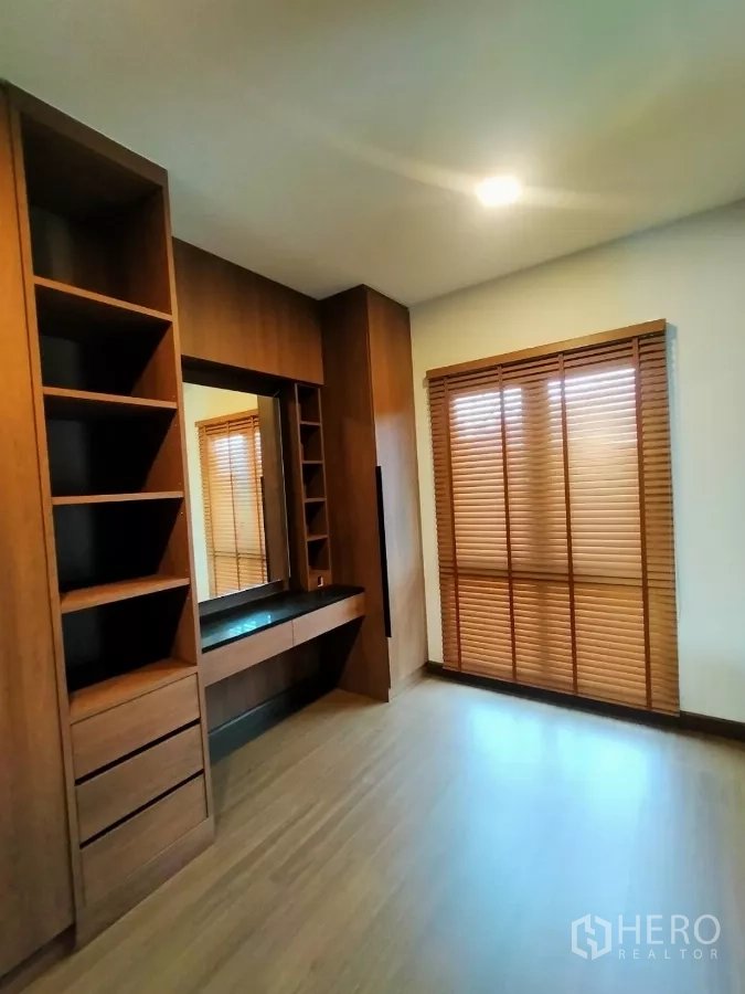 Detached House for rent in Bang Phli, Samut Prakan - Dressing room with custom wood cabinetry, shelves and worktop.