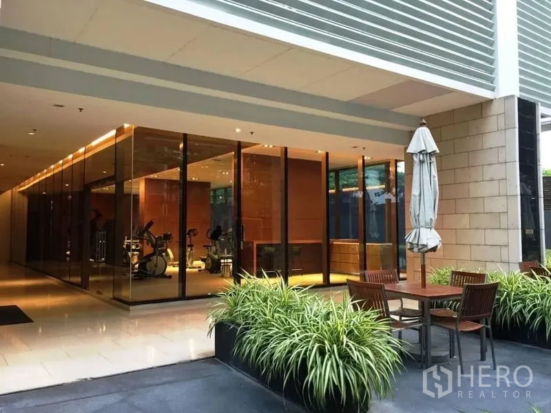 คอนโด ให้เช่าในKhlong Toei, Bangkok - ฟิตเนสของคอนโดพร้อมเครื่องคาร์ดิโอ และมุมนั่งเล่นกลางแจ้งข้างไม้ประดับ