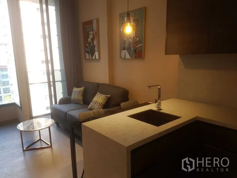 คอนโด ให้เช่าในWatthana, Bangkok - โซนรับแขกเชื่อมระเบียงเห็นวิวเมือง พร้อมครัวไอส์แลนด์