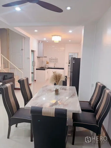 ทาวน์เฮาส์ ให้เช่าในHuai Khwang, Bangkok - โซนรับประทานอาหารเชื่อมต่อครัวสีขาวและบันไดขึ้นชั้นบน