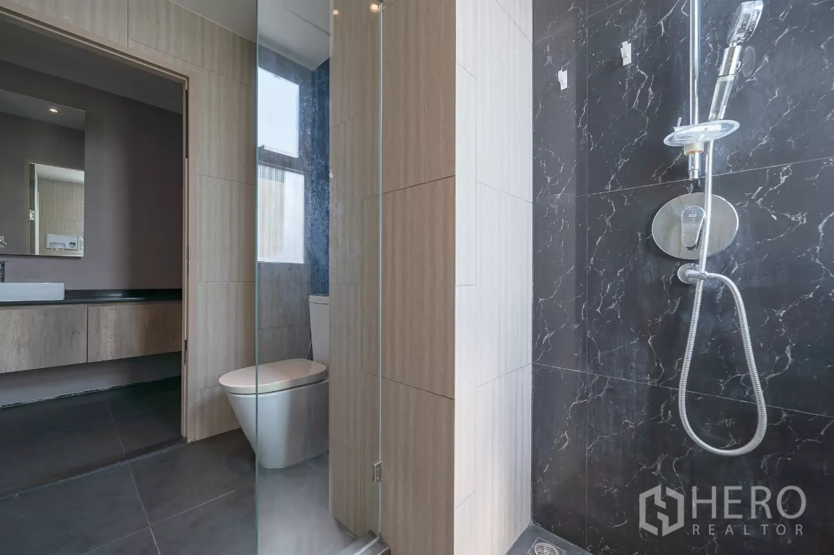 คอนโด ให้เช่าหรือขายในPhra Khanong, Bangkok - ห้องนอนที่สองผนังอิฐตกแต่ง หน้าต่างใหญ่ และชั้นบิลท์อิน