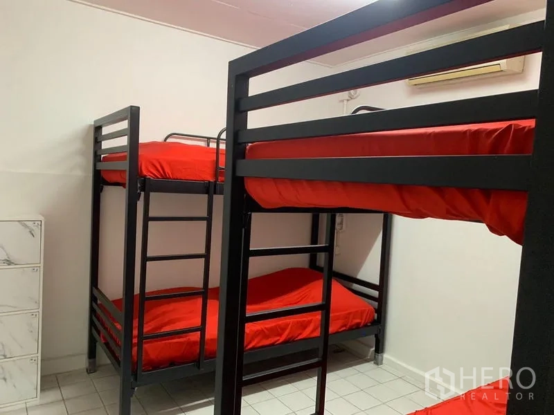 อาคารพาณิชย์ ให้เช่าในKhlong Toei, Bangkok - ห้องดอร์มอีกห้อง เตียงสองชั้นคู่ ผ้าปูสีแดง พื้นกระเบื้องขาว