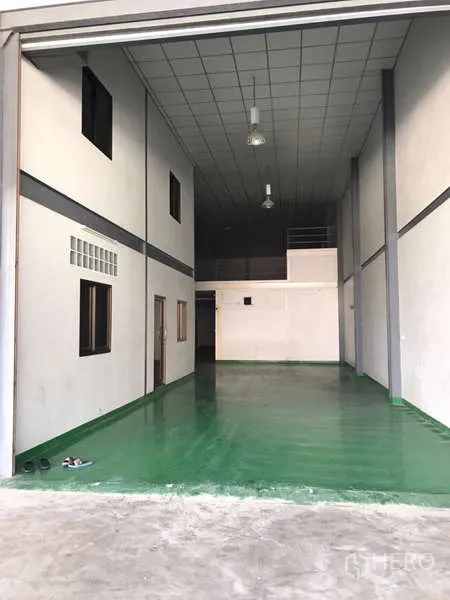 โรงงาน ให้เช่าในBang Phli, Samut Prakan - มุมมองภายในโรงงานจากทางเข้าประตูม้วน เพดานสูงโปร่ง