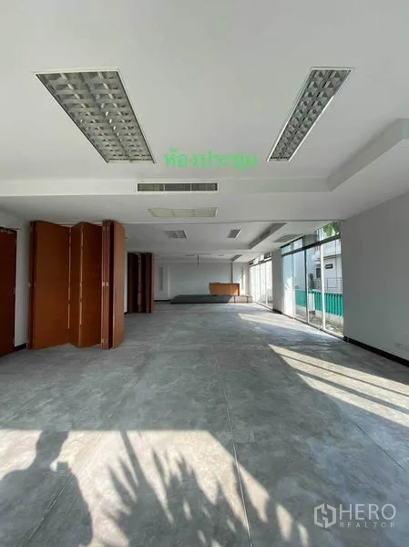 สำนักงานที่บ้าน ให้เช่าในBangkok Noi, Bangkok - ห้องประชุมแบบโอเพ่น มีประตูพับและผนังกระจกสูงจรดเพดาน