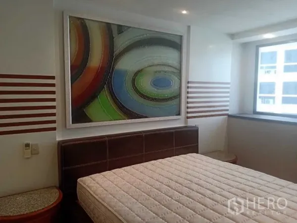 คอนโด ให้เช่าในKhlong Toei, Bangkok - ห้องนอนอบอุ่น มีภาพศิลปะบนผนัง โต๊ะข้างเตียง และหน้าต่าง