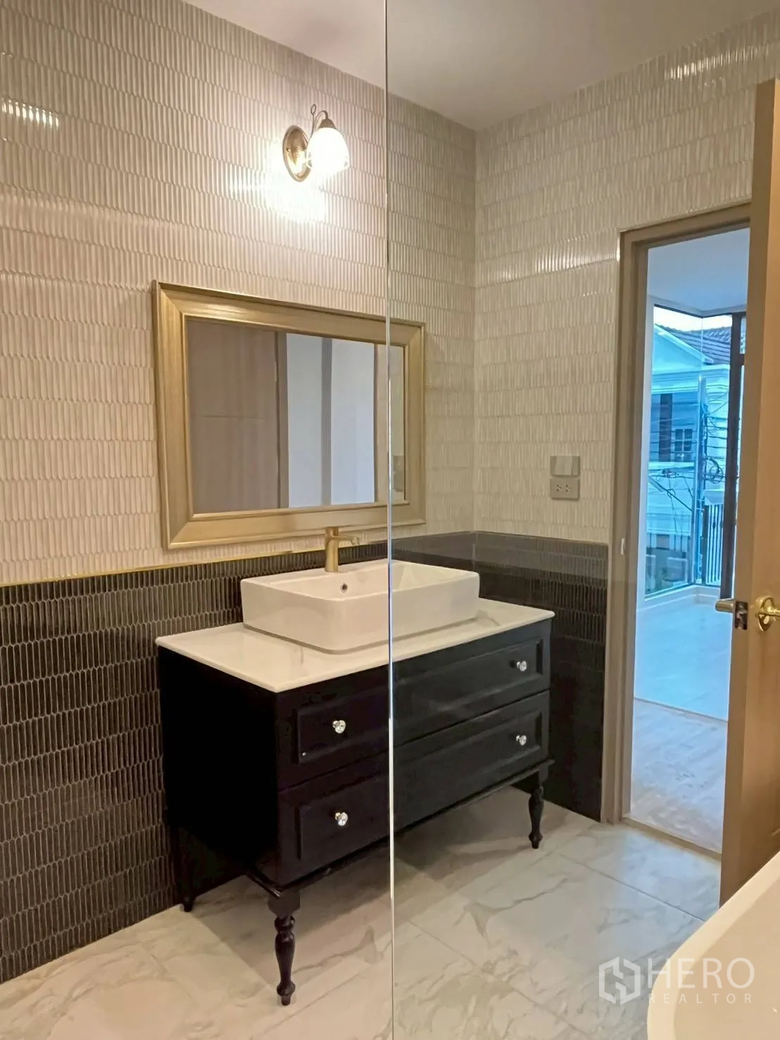 ทาวน์เฮาส์ for rent in Khlong Toei, Bangkok - โซนเคาน์เตอร์ล้างหน้ากระจกกรอบทอง ผนังกระเบื้องลาย และพื้นลายหินอ่อน.
