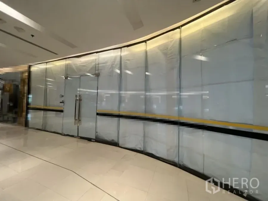 零售空间 出租在Khlong Toei, Bangkok - 购物中心内带背光吊顶的弧形落地玻璃店面与双开玻璃门