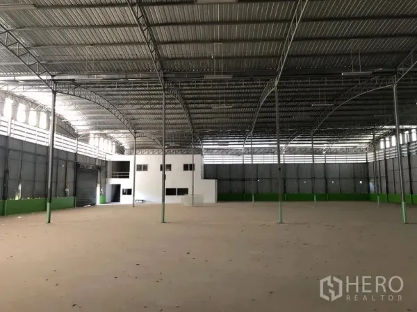 货栈 出租在Lat Krabang, Bangkok - 高挑钢结构仓库内部，带采光带和内置白色办公区，位于Lat Krabang。