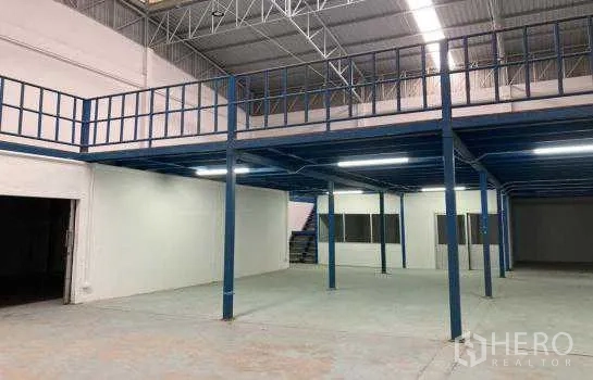 货栈 出租或出售在Prawet, Bangkok - 夹层结构近景，照明与楼梯齐全。