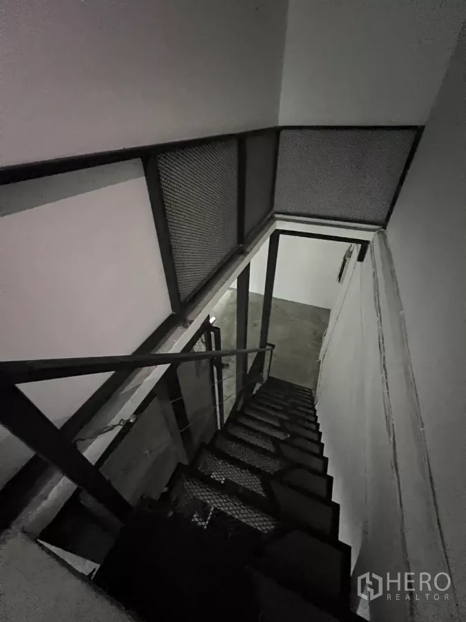 店屋 出租在Watthana, Bangkok - 从上往下俯视的室内楼梯与金属扶手。