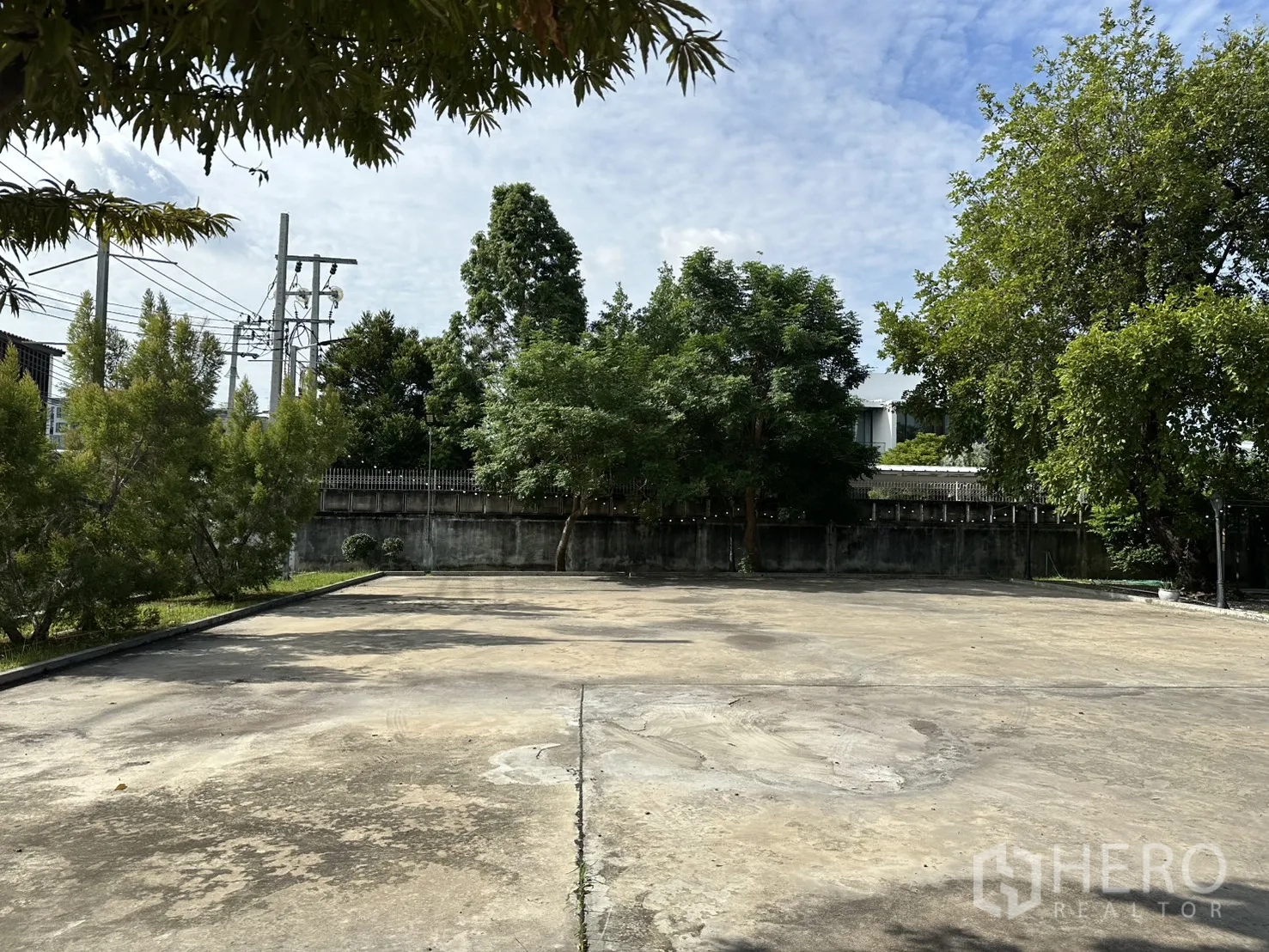 โกดัง for rent in Phra Khanong, Bangkok - ลานคอนกรีตโล่งกว้างล้อมด้วยต้นไม้และกำแพงรั้ว