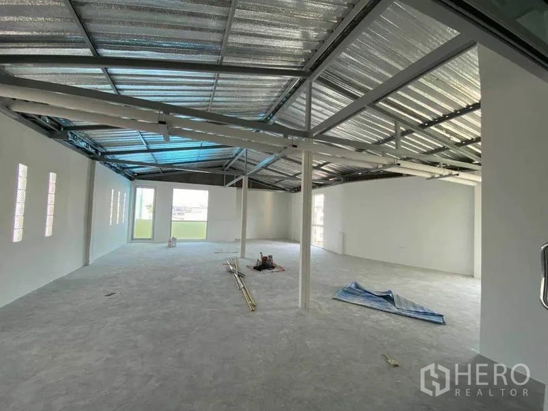 พื้นที่ขายปลีก ให้เช่าในKhlong Toei, Bangkok - ชั้นบนสุด โครงหลังคาเมทัลชีท เปิดโล่ง มีประตูออกระเบียง