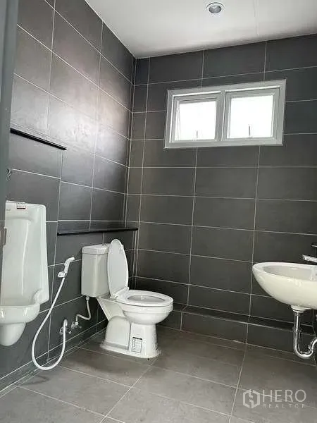 โรงงาน ให้เช่าในBang Sao Thong, Samut Prakan - ห้องน้ำปูกระเบื้องสะอาด พร้อมโถสุขภัณฑ์ โถปัสสาวะ อ่างล้างมือ และช่องแสง