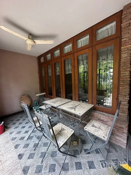 ทาวน์เฮาส์ ให้เช่าในKhlong Toei, Bangkok - เฉลียงครอบหลังคาพร้อมพัดลมเพดาน และชุดโต๊ะทานอาหารกลางแจ้งติดสวน