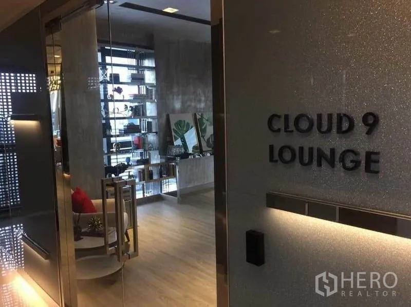 คอนโด ให้เช่าในDin Daeng, Bangkok - ทางเข้า Cloud 9 Lounge พร้อมประตูกระจกและพื้นที่นั่งเล่น
