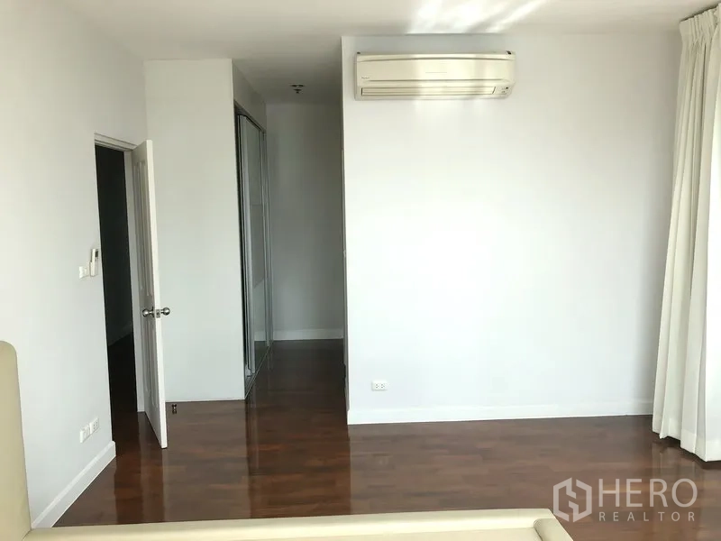 คอนโด ให้เช่าในKhlong Toei, Bangkok - ห้องนอนสว่าง พื้นไม้ เครื่องปรับอากาศติดผนัง และผ้าม่านเต็มความสูง