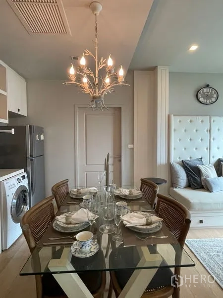 คอนโด ให้เช่าในBangkok - โซนกินข้าวและนั่งเล่นแบบโอเพนแพลน โคมระย้าและโซฟานุ่ม