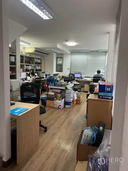 พื้นที่ขายปลีก ให้เช่าในWatthana, Bangkok - พื้นที่ทำงานสไตล์ออฟฟิศ โต๊ะทำงานและชั้นวางของ ใต้ไฟฟลูออเรสเซนต์