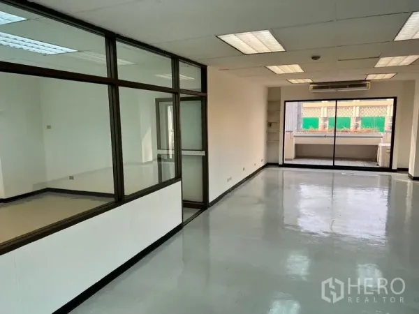 办公空间 出租在Pathum Wan, Bangkok - 开放工作区，带独立玻璃会议室，超大推拉玻璃门连接阳台。