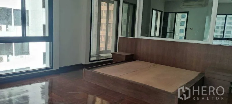 อพาร์ทเมนท์ ให้เช่าในPathum Wan, Bangkok - ห้องนอนมุมพร้อมฐานเตียงและหน้าต่างบานใหญ่รอบด้าน