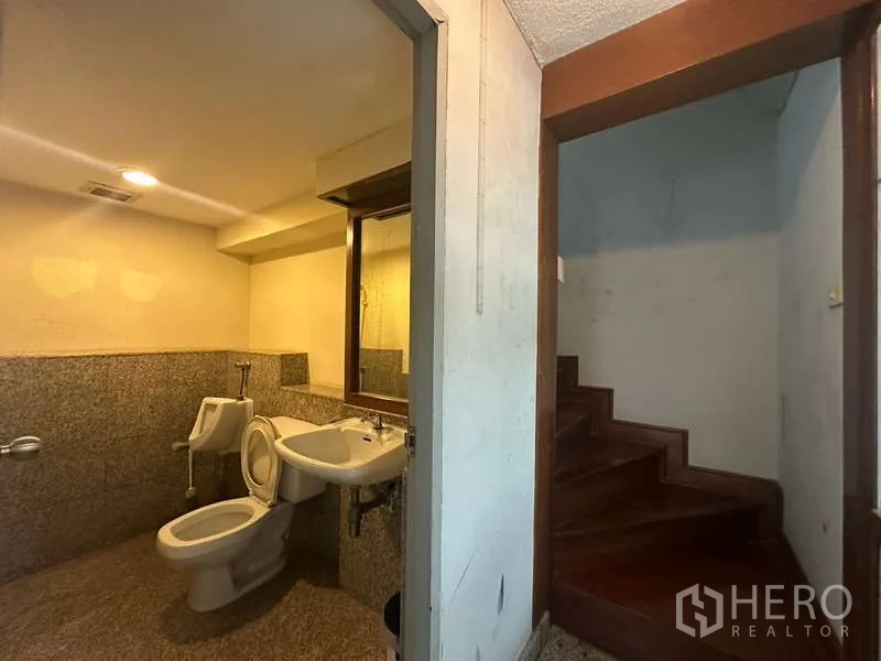 อาคารพาณิชย์ ให้เช่าในKhlong Toei, Bangkok - ห้องน้ำพร้อมโถสุขภัณฑ์ ถัดจากบันไดไม้